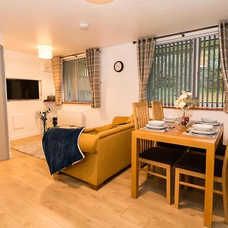 1 Bedroom Newton Apartment L Free Parking L Wigan Royal Infirmary L Haigh Hall L Central Location エクステリア 写真
