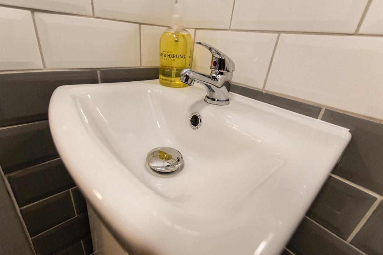 1 Bedroom Newton Apartment L Free Parking L Wigan Royal Infirmary L Haigh Hall L Central Location エクステリア 写真